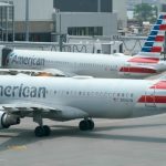 Un asistente de vuelo de American Airlines golpeó a un ‘pasajero travieso’ en la cabeza con una taza de café mientras intentaba abrir la puerta de salida del avión.