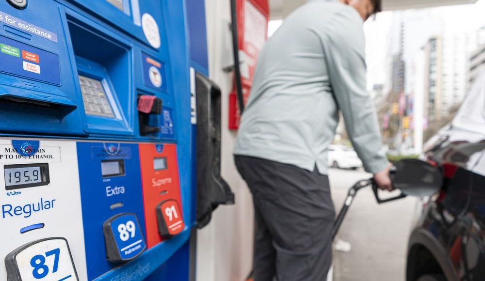 El gobierno de Columbia Británica anunció un pago único de $110 a los conductores para aliviar los precios de la gasolina