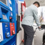 El gobierno de Columbia Británica anunció un pago único de $110 a los conductores para aliviar los precios de la gasolina