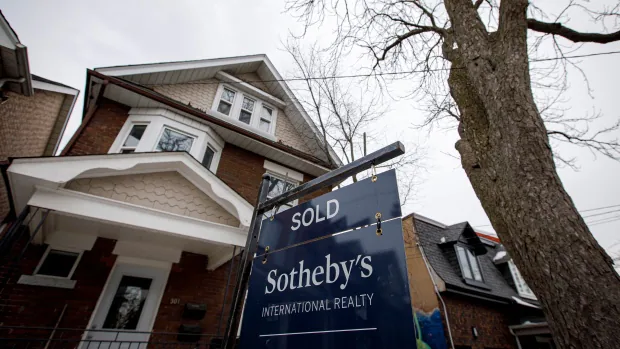 El precio promedio de una vivienda en Canadá fue de $816,720, un aumento del 20 % en el último año.