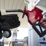 Los precios de la gasolina podrían caer 15 centavos el litro el viernes a medida que continúa la volatilidad del mercado: Analista