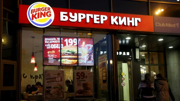 ¿Por qué algunas cadenas globales de comida rápida permanecen abiertas para hacer negocios en Rusia?