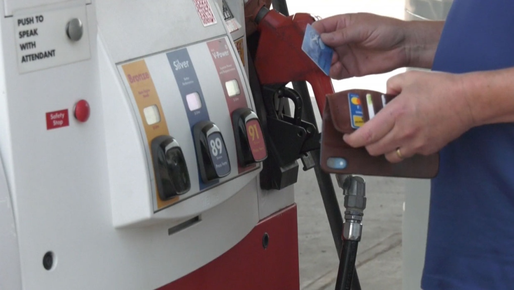 Alberta detiene el impuesto regional a la gasolina el viernes a medida que aumenta el impuesto federal al carbono