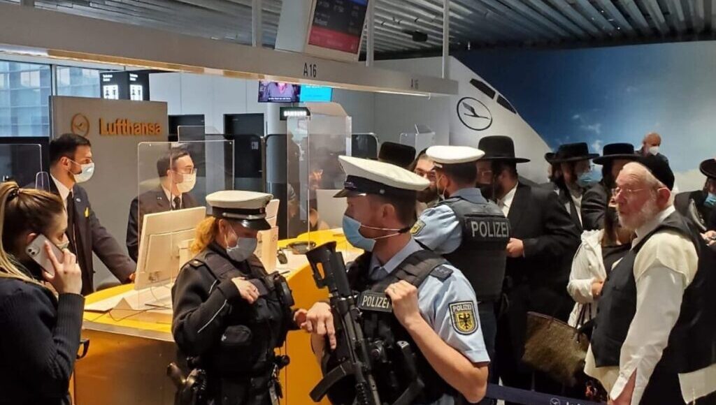 Los pasajeros dicen que Lufthansa arrojó a todos los judíos visibles del vuelo de Nueva York a Budapest