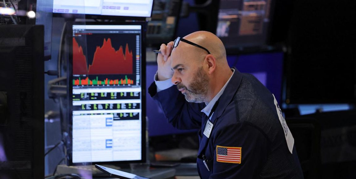 Las acciones retoman pérdidas después de que el S&P 500 cerrara en su nivel más bajo desde marzo de 2021