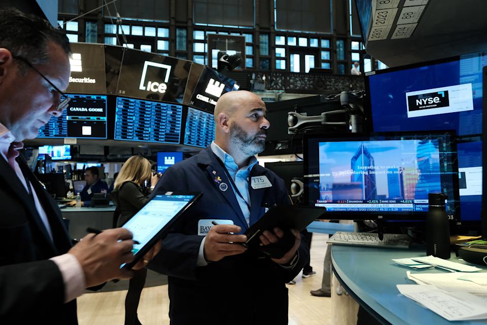 NUEVA YORK, NY - 02 DE MAYO: Los comerciantes trabajan en el piso de la Bolsa de valores de Nueva York (NYSE) el 2 de mayo de 2022 en la ciudad de Nueva York.  Después de caer más de 600 puntos el viernes, las acciones subieron levemente en las operaciones de la mañana.  (Foto de Spencer Platt/Getty Images)