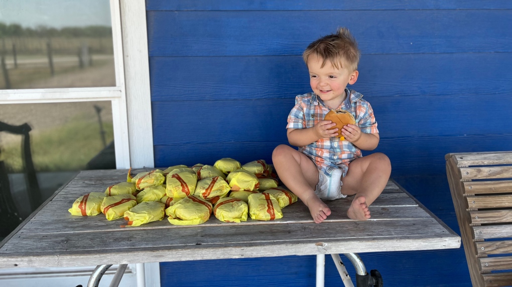 Niña de 2 años pide 31 hamburguesas con queso después de que su madre deja su teléfono encendido