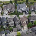 Informe: los precios de las viviendas en Canadá podrían caer un 15 por ciento para diciembre de 2023