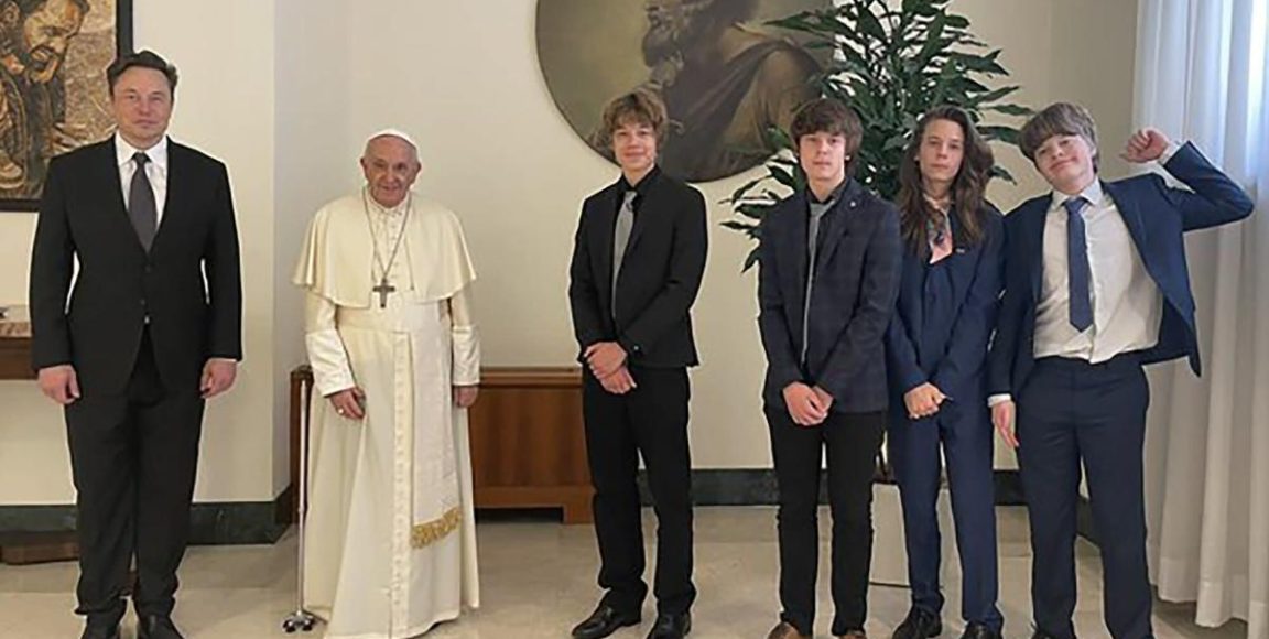Elon Musk rompe el silencio de Twitter al publicar una foto de él con 4 de sus hijos con el Papa Francisco