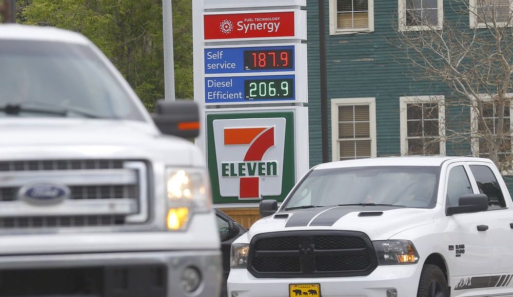 Los expertos dicen que los precios minoristas de la gasolina son más altos de lo que deberían ser en Calgary