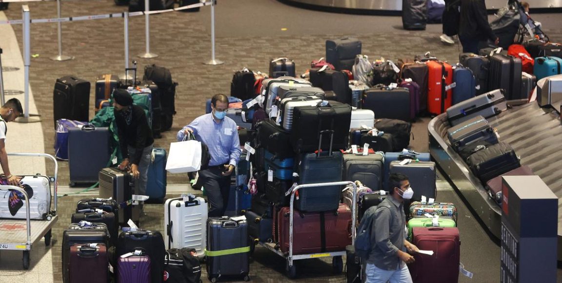 Una pasajera de Air Canada, que deliberadamente tomó un bolso solo para evitar el desorden de equipaje, dijo que se vio obligada a revisar el bolso de todos modos, solo hasta que desapareció.