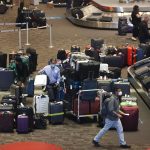 Una pasajera de Air Canada, que deliberadamente tomó un bolso solo para evitar el desorden de equipaje, dijo que se vio obligada a revisar el bolso de todos modos, solo hasta que desapareció.