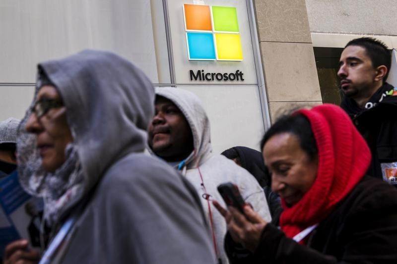 Microsoft calma los temores del mercado con un fuerte pronóstico de crecimiento de los ingresos Por Reuters
