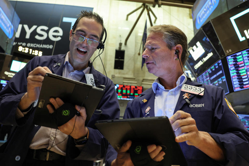 Los comerciantes trabajan en el piso de la Bolsa de valores de Nueva York (NYSE) en la ciudad de Nueva York, EE. UU., 26 de septiembre de 2022. REUTERS/Brendan McDermid