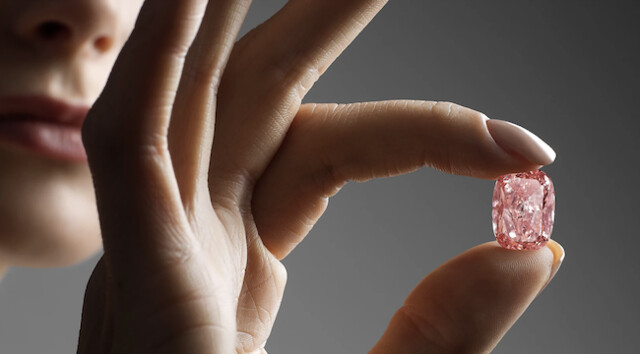 Enorme diamante rosa rompe récord en subasta en Hong Kong