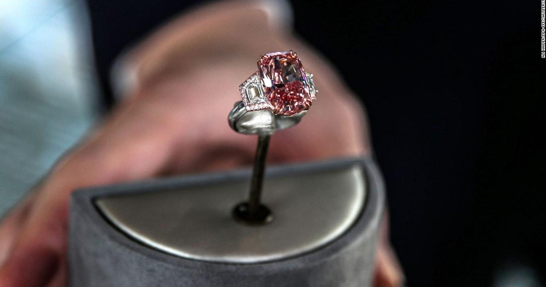 Este anillo de diamantes rosa sin precedentes se vendió por casi 60 millones de dólares