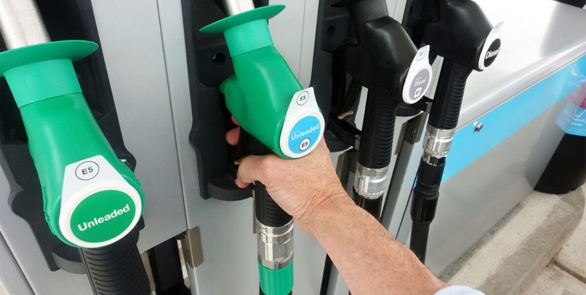 Consejo para ahorrar combustible: los conductores advierten sobre fuertes multas por usar un truco común para ahorrar combustible