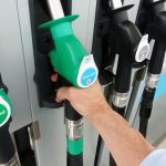 Consejo para ahorrar combustible: los conductores advierten sobre fuertes multas por usar un truco común para ahorrar combustible