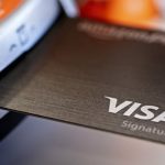 ¿Cómo sabrá si a su tarjeta de crédito se le han cobrado tarifas adicionales?
