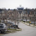 Los propietarios de viviendas con hipotecas de tasa variable enfrentan una fuerte presión a medida que aumentan las tasas de interés y caen los precios de la vivienda, advierte el Banco de Canadá