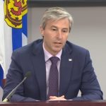 El primer ministro dice que no dará marcha atrás después de la rebaja de la calificación crediticia de Nova Scotia Power