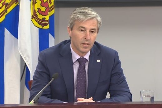 El primer ministro dice que no dará marcha atrás después de la rebaja de la calificación crediticia de Nova Scotia Power