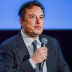 Elon Musk dice que Twitter está ‘retrasando’ el restablecimiento de la verificación paga debido a preocupaciones de suplantación