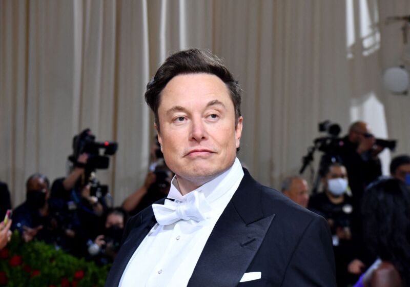 Elon Musk viste un esmoquin cuando llega a la Met Gala 2022.