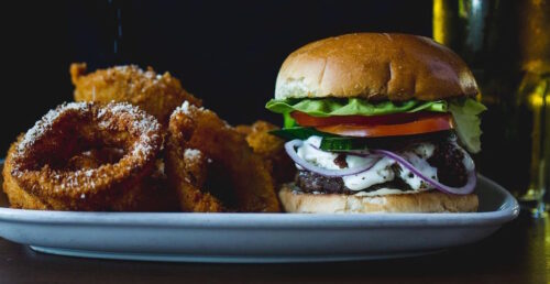 Bin 4 Burger Lounge reintroduce hamburguesas nocturnas baratas