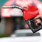 ¿Por qué cayeron los precios de la gasolina en Canadá?